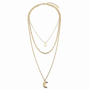 Collier multi-rangs doré avec pendentifs étoile et lune texturée sur fond blanc épuré