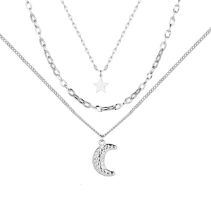 Détails du collier argenté à plusieurs rangs avec pendentif étoile et lune