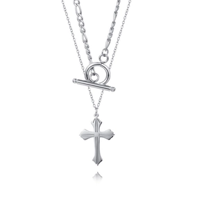 Vue détaillée du collier double argenté avec fermoir OT et pendentif en croix