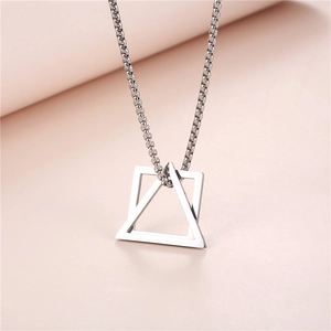 Collier minimaliste en acier inoxydable avec pendentif géométrique et chaîne à mailles carrées
