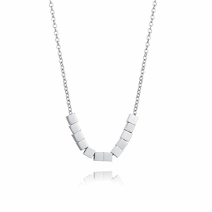 Détail du collier industriel minimaliste avec pendentifs perles cubiques brossées