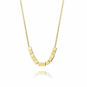 Détail d'un collier doré avec dix petits pendentifs cubiques sur une chaîne à maillons croisés