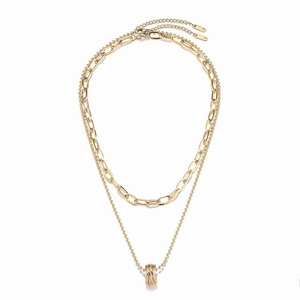 Détails d'un collier doré double couche avec maillons ovales épais et chaîne à billes