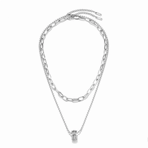 Détail du collier argenté double épaisseur avec grosse chaîne et brins de perles fins