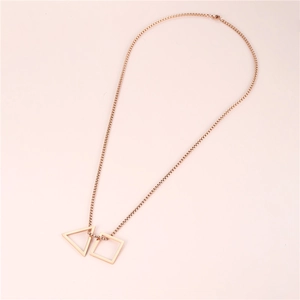Collier géométrique minimaliste avec pendentifs triangle et carré imbriqués en or rose
