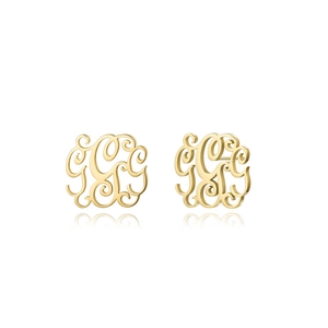 Nahaufnahme goldener Monogramm-Ohrstecker mit hohl geschnittenem Vintage-Schriftdesign