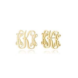 Nahaufnahme der goldenen Edelstahl-Ohrstecker mit elegantem Monogramm-Schriftzug