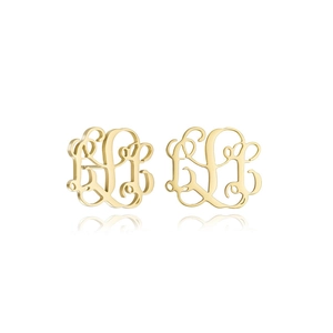 Detailansicht goldener verzierter Alphabet-Ohrstecker mit elegantem Monogramm-Design