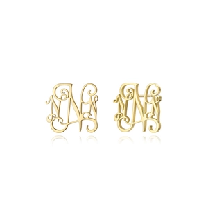 Detailansicht kunstvoller goldener Monogramm-Ohrstecker mit poliertem Finish