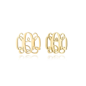 Makroaufnahme vergoldeter Monogramm-Ohrstecker mit filigranem Cut-out-Design und Glanz-Finish