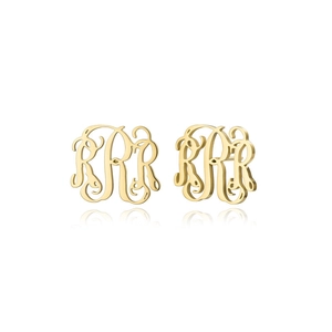 Detailaufnahme goldener polierter RRR-Ohrstecker mit feiner filigraner Verzierung