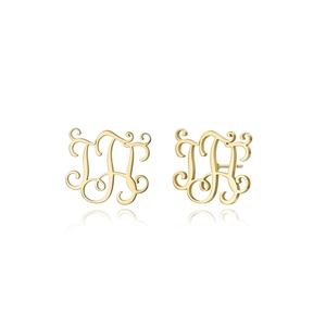 Detaillierte Nahaufnahme vergoldeter Initialen-Ohrringe mit klassischem floralem Monogramm