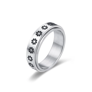 Anello rotante in acciaio inossidabile lucido con margherite nere su sfondo bianco