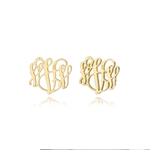 Detailansicht der goldenen Monogramm-Ohrstecker mit aufwendigem hohlem Buchstabendesign