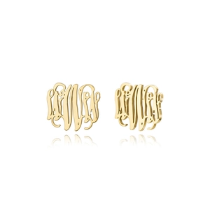 Makroaufnahme goldener Buchstaben-Ohrstecker mit elegantem, hohl graviertem Muster