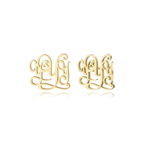 Detailansicht goldener Ohrstecker mit dem Buchstaben Y in glänzendem Edelstahl