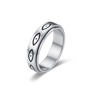 Primo piano dell'anello rotante in acciaio inossidabile con motivi occhio blu e finitura