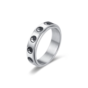 Dettaglio macro dell'anello rotante in acciaio argento con motivi Tai Chi bianchi e neri