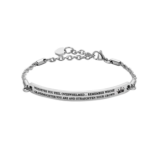 Detailaufnahme der gravierten Edelstahl-Plakette am Gliederarmband mit Karabinerverschluss