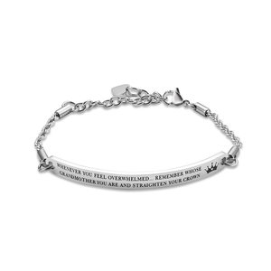 Nahaufnahme des Armbands aus Titanstahl mit gravierter inspirierender Botschaft für Oma