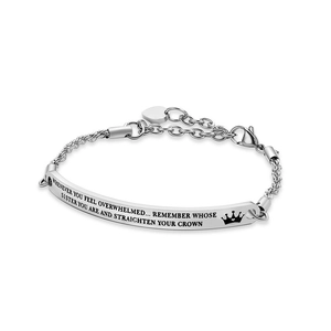 Makrofoto von silbernem Edelstahl-Armband für Schwestern mit Krone und Gravur