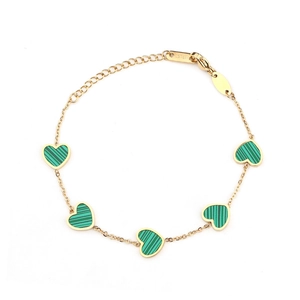 Bracelet en acier inoxydable plaqué or 18 carats avec cinq pendentifs coeurs verts