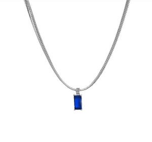 Dettaglio della collana a catena serpente argento con ciondolo rettangolare in zircone blu