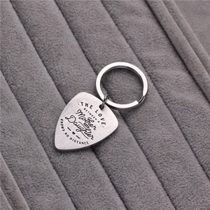 Titanium Steel Guitar Pick Keychain Engraved Mother Daughter Sentimental Gift Silver Brushed Metal Keyring Heart Pattern Jewelry