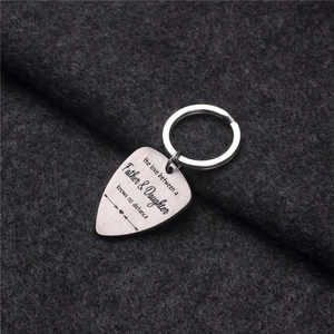 Stainless Steel Guitar Pick Keychain Engraved Father And Daughter Distance Love Quote Key Ring Metal Pendant Gift