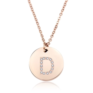 Dettaglio della collana con pendente tondo in oro rosa con lettera D decorata in cristalli