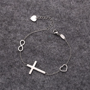 Bracciale a catena argentata con simbolo infinito, croce e ciondoli a cuore traforato