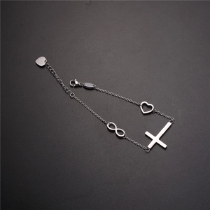 Dettaglio del bracciale argento con croce simbolo infinito cuore e chiusura a moschettone