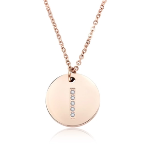 Dettaglio della collana con ciondolo rotondo in oro rosa e cinque cristalli bianchi a I