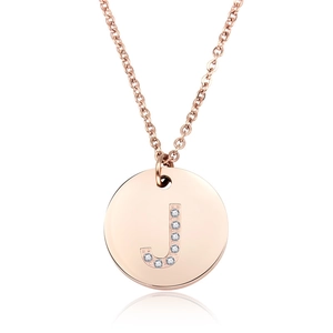 Dettaglio macro della collana in oro rosa con pendente a lettera J impreziosito da cristalli