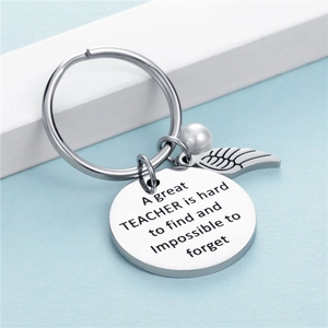 Porte-clés aile en argent avec perle et breloque gravée pour cadeau de prof