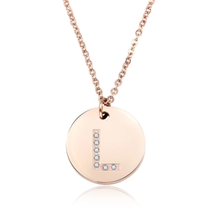 Dettaglio della collana con pendente lettera L in oro rosa con pavé di cristalli