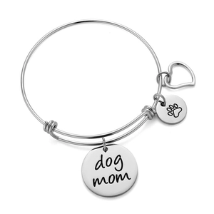 Bracelet jonc en acier inoxydable poli Dog Mom avec breloques patte et cœur sur fond blanc