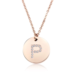 Dettaglio macro del ciondolo in oro rosa con lettera P e incastonatura micro-pavé