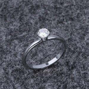 Elegante zilveren roestvrijstalen ring met een briljant geslepen solitaire diamant