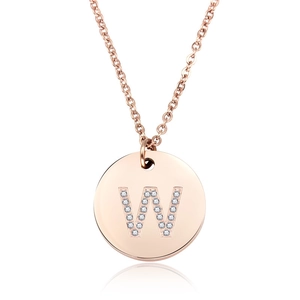 Dettaglio del ciondolo lettera W oro rosa con pavé di cristalli su catena sottile