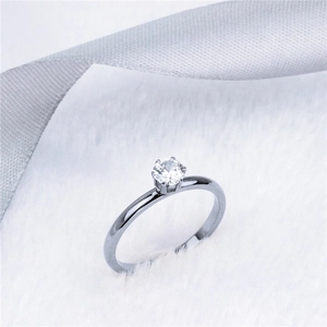 Klassieke solitaire ring met zes poten en een briljant geslepen steen op fluweel