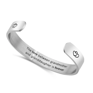 Bracciale rigido in acciaio spazzolato argento con incisione cuore nonna e nipote