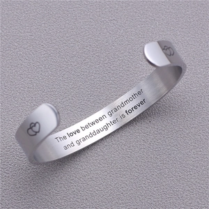 Bracciale rigido inciso per nonna e nipote con motivo a doppio cuore