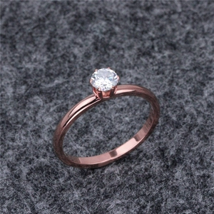 Close-up van roségouden solitaire ring met zes-klauw gezette ronde briljante diamant