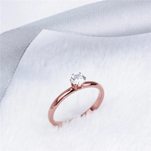 Elegante roségouden solitaire ring met ronde zirkonia in een stevige zespoot-zetting voor dames