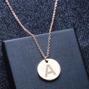 Collana con Ciondolo Lettera Iniziale in Acciaio Inossidabile per Donna Gioielli con Alfabeto Strass Oro Rosa Pendente a Disco