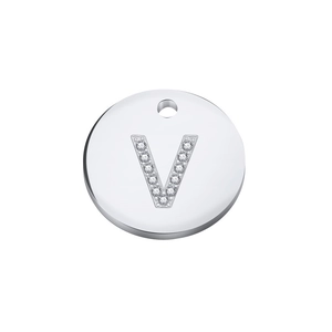 Dettaglio del ciondolo rotondo argento con lettera V impreziosita da cristalli micro-pave