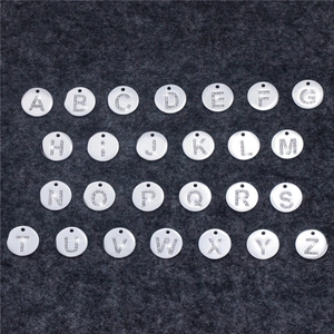 Ciondolo Alfabeto Rotondo in Acciaio Inossidabile per Donna Lettera A-Z Con Strass Disco Charm Accessorio per Gioielli Fai da Te