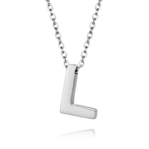 Polierte Edelstahlkette in Silber mit einem 3D-Buchstaben-L-Anhänger an einer feinen Kette