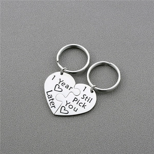 Polierte Herz-Puzzle-Schlüsselanhänger mit 1 Year Later und I Still Pick You Gravur